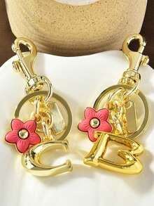 1 قطعة سلسلة مفاتيح أنيقة من سبيكة الزنك مطبوع عليها حرف وزهرة، سلسلة مفاتيح زهرية وحرفية للاستخدام على مدار العام، تميمة حقيبة مبتكرة بزهور الكرز والبرقوق، إكسسوارات سيارة وحقيبة مدرسية وأنماط غوثية وعيد الحب وعيد الميلاد، هدايا للمعلمين، حامل بطاقة الهوية