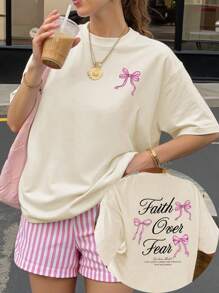 Top sencillo de manga corta y escote redondo con lazo y estampado de letras, oversize para mujer, un atuendo de verano para mujeres con gráficos, para vacaciones o salir, tops de manga corta de verano, ropa de verano para mujeres