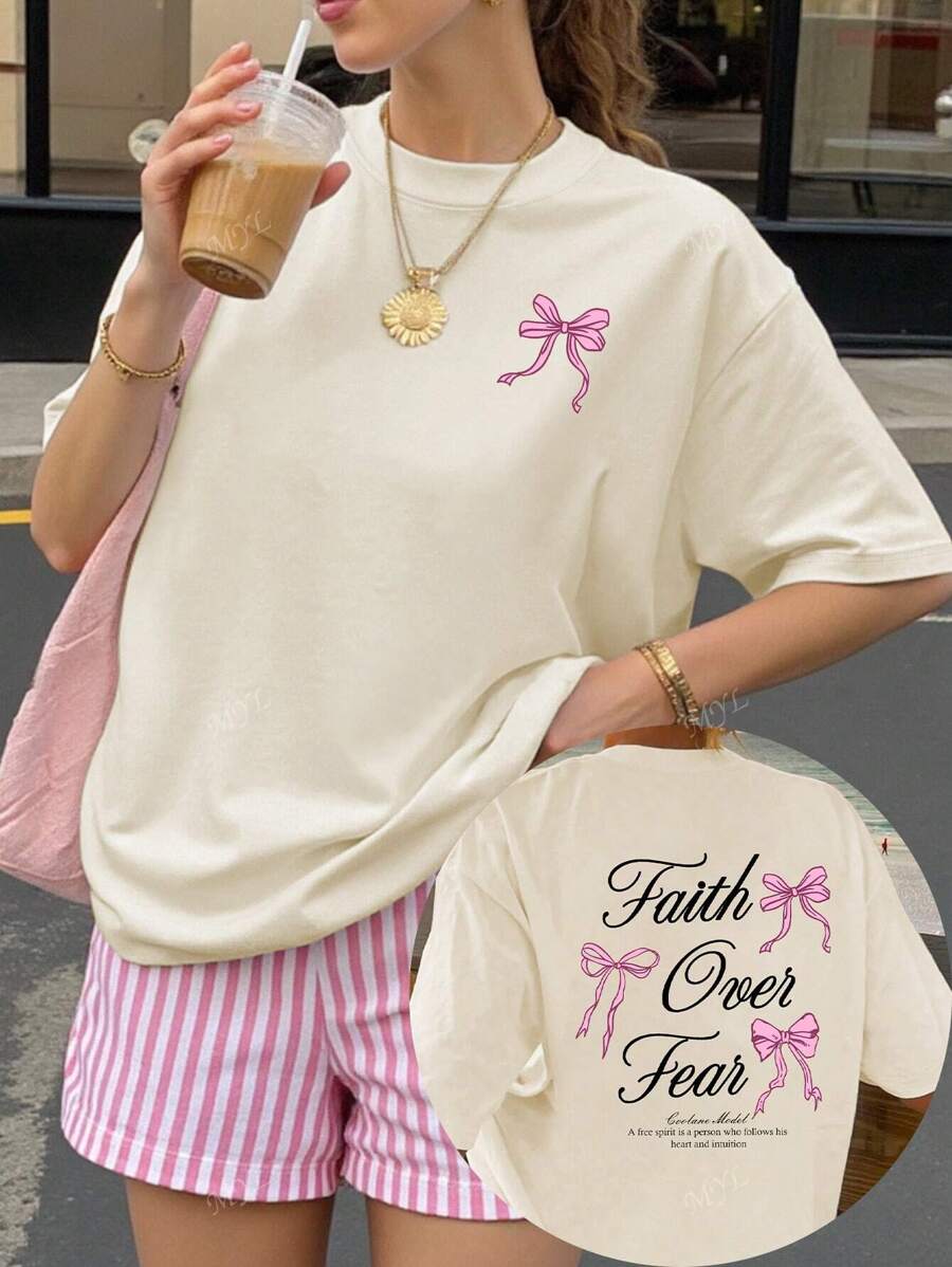 Top sencillo de manga corta y escote redondo con lazo y estampado de letras, oversize para mujer, un atuendo de verano para mujeres con gráficos, para vacaciones o salir, tops de manga corta de verano, ropa de verano para mujeres