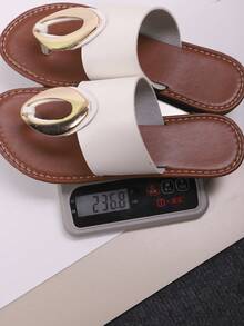 صنادل شاطئ مسطحة على الطراز الأوروبي والأمريكي الكلاسيكي للصيف. أنيقة ومتعددة الاستخدامات. ارتديها وستصبحين أجمل فتاة في الصيف'