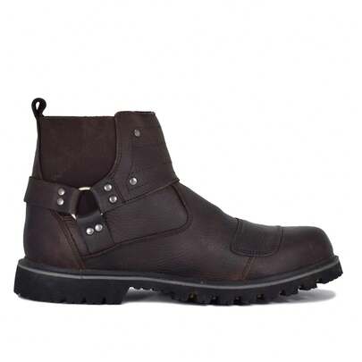Bota Casual para Caballero Corte Vacuno Suela de Hule, con un forro interior 100% Poliéster, además de incluir una plantilla ergonómica lavable removible de Memori Foand con capa superior textil poliéster con tratamiento antimicótico inhibidor de bacterias y hongos, a los lados cuenta con un Elástico de poliéster y látex para mayor facilidad en su uso personal