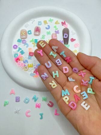 100 件 5-8 毫米可爱迷你 DIY 卡哇伊卡通树脂随机混合字母平背剪贴簿女士女孩美甲饰品美甲工艺装饰饰品珠宝配件美甲用品指甲美甲宝石