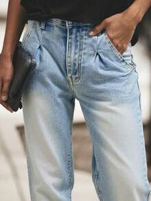 Elegante Herbstkleidung mit hochgekrempelten Ärmeln und Knöcheljeans, geeignet für Frauen, um leicht und modisch im Street-Style zu arbeiten