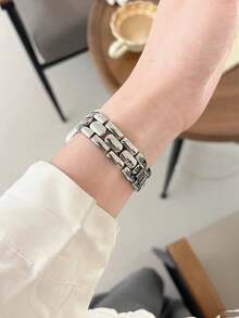 1条时尚不锈钢表带，兼容 38mm、40mm、41mm、42mm、44mm、45mm、46mm、49mm，银色、玫瑰金、银黑色可选。也兼容 Series Ultra 3/2/1、11、10、9、8、7、SE3、6、5、4、3、2、1。 - For - 查看 9