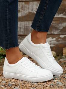 1 par de zapatillas deportivas casuales blancas de mujer con cordones, con diseño de rayas, puntera redonda y versátiles, adecuadas para uso casual y skateboarding