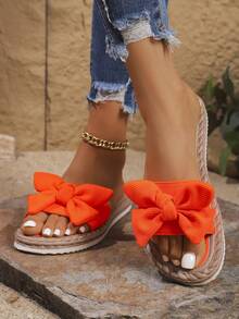 Sandálias rasteiras femininas com laço decorativo, chinelos de verão leves e plus size, confortáveis e estilosos para a praia, chinelos de dedo femininos.