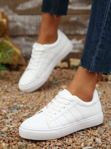 1 par de zapatillas deportivas casuales blancas de mujer con cordones, con diseño de rayas, puntera redonda y versátiles, adecuadas para uso casual y skateboarding