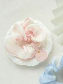 1 Stück personalisierter Initialen glänzender Haarscrunchie, personalisierter goldener Monogramm Haarscrunchie aus Kunstseide mit klassischem, maßgefertigtem Lederetikett, elegantes handgemachtes Haarccessoire, Geschenk zum Geburtstag, Hochzeit für Brautjungfern