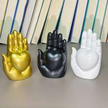 1 Peça, Ornamento de Gesto em Forma de Coração, Ornamento da Mão de Buda do Coração Amoroso. É uma Decoração Clássica para o Lar. Esses Ornamentos Podem Ser Colocados em Mesas, Mesas de Cabeceira, Mesas de Centro da Sala de Estar, Etc., Adicionando um Ambiente Quente e Romântico aos Casamentos. Eles Também Podem Servir como Decorações Festivas e Adornos para Confissões de Namoro, Criando uma Pequena Surpresa para o seu Amor na Vida Diária.