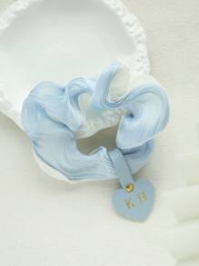 1 Stück personalisierter Initialen glänzender Haarscrunchie, personalisierter goldener Monogramm Haarscrunchie aus Kunstseide mit klassischem, maßgefertigtem Lederetikett, elegantes handgemachtes Haarccessoire, Geschenk zum Geburtstag, Hochzeit für Brautjungfern