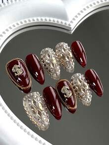 10件套奢华美甲饰品套装，包含一条长款杏仁形樱桃激光链，镶满水钻，尽显高端优雅，白色欧式风格，宛如盔甲般闪耀。这款时尚美甲装饰套装可覆盖整个指甲，配有假指甲，适合日常佩戴、派对和晚宴。可塑形且可重复使用。套装还包含凝胶指甲油和指甲锉作为赠品。美甲配件，按压式美甲贴纸。手工按压式美甲用品。 - 紅白色 - 查看 2