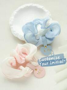 1 Stück personalisierter Initialen glänzender Haarscrunchie, personalisierter goldener Monogramm Haarscrunchie aus Kunstseide mit klassischem, maßgefertigtem Lederetikett, elegantes handgemachtes Haarccessoire, Geschenk zum Geburtstag, Hochzeit für Brautjungfern