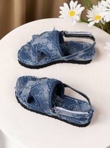 Un par de sandalias de niños de moda, nuevas sandalias de playa para niños del verano 2025, sandalias casuales para fiesta y vacaciones, sandalias de estilo bohemio, sandalias cómodas con suela gruesa y blanda, sandalias con