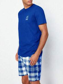 Set de 2 piezas de pijama de hombre con top de manga corta y pantalones cortos, estampado a cuadros delgado de cuello redondo, verano, azul claro fresco - Azul - Ver 4