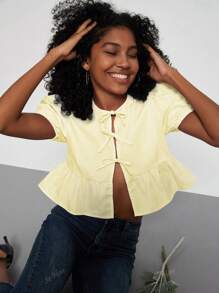 Camisa de mujer de manga corta con cuello redondo, lazo y dobladillo con volantes, de estilo casual y color liso