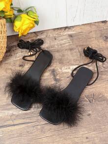 Zapatos de mujer con cordones, de color negro con pelaje, decorados con plumas y pequeñas campanas de cobre - Negro - Ver 6