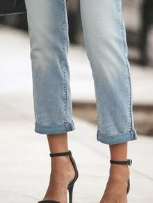 Elegante Herbstkleidung mit hochgekrempelten Ärmeln und Knöcheljeans, geeignet für Frauen, um leicht und modisch im Street-Style zu arbeiten