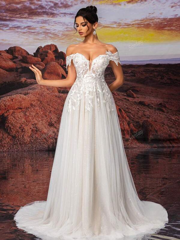 Vestido de novia de línea A largo de tul con bordado brillante, hombros descubiertos, forro color champán y red rígida blanca desmontable