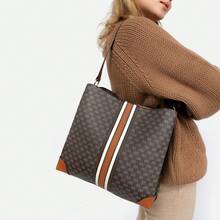 Misako Borse a spalla da donna