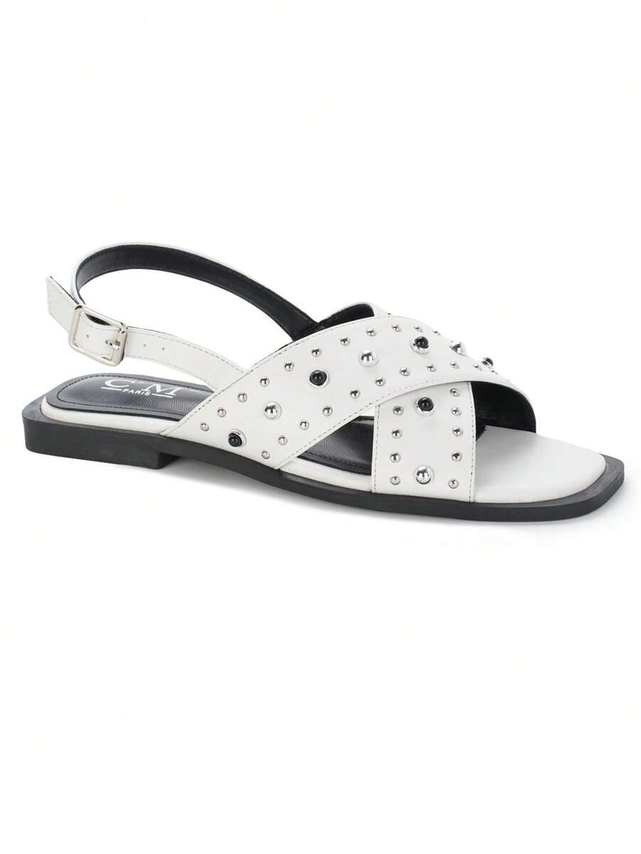 calcena Damen Sandalen mit Nieten Kreuzriemen und Knöchelriemen - flache offene Zehenform zum Reinschlüpfen für einen coolen Sommerstil - Weiss - Übersicht 1