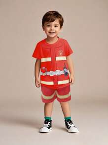 Set de 2 piezas para niños pequeños: Camiseta de manga corta con cuello redondo y estampado de bombero de dibujos animados, y pantalones cortos deportivos flojos rojos de estilo casual y chic de la calle