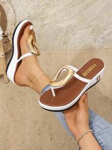 Damen Mode Keil Sandalen - leicht & bequem Slip-On Plateau High Heels, Metall Deko, Rundkopf, Kunstleder Obermaterial & Futter, PU Sohle, geeignet für lässigen Sommer Outfit