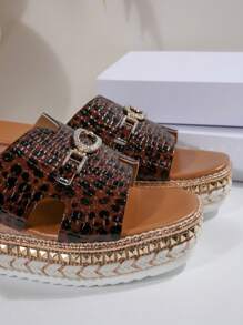 Novas Sandálias de Praia da Moda com Textura Animal, Tira com Fivela Única, Mulheres, Bico Quadrado, Plataforma, Sola Composta com Revites, Uso Externo Verão