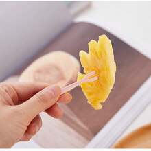 50 piezas de lindo juego de tenedores de frutas para uso doméstico, brochetas de frutas desechables de plástico, tenedores pequeños para comer pasteles y ensaladas de verduras en casa - Rosa - Ver 2