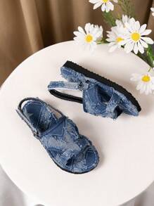 Un par de sandalias de niños de moda, nuevas sandalias de playa para niños del verano 2025, sandalias casuales para fiesta y vacaciones, sandalias de estilo bohemio, sandalias cómodas con suela gruesa y blanda, sandalias con