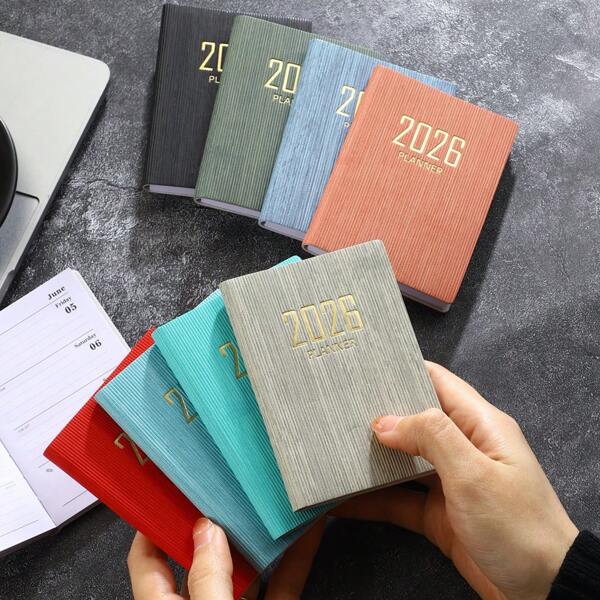 1 pieza 2026 Nuevo Cuaderno Planificador Tamaño A7 en inglés, Libreta de bolsillo portátil mini para agenda diaria, 64 hojas 128 páginas, calendario semanal delgado, incluye calendario anual, mensual, semanal y planificación diaria, cubierta de piel sintética, 4,17*3,07 pulgadas, nueva versión 2026, útiles escolares, vuelta al cole