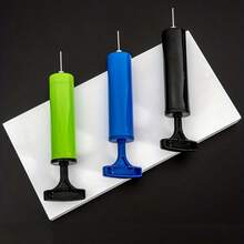 Mini pompa ad aria per palloni gonfiabili, mini pompa manuale per gonfiare palloni da calcio, pallavolo, basket e anelli da nuoto, ago per palloni gonfiabili, pompa multi-uso portatile e manuale, facile da usare per biciclette, palloni da calcio, palloni da basket, anelli da spiaggia e accessori da spiaggia, galleggianti da piscina - nero - Visualizzare 7