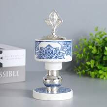 موقد بخور بسيط وأنيق مصنوع من الحديد والخزف الأبيض والأزرق، موقد البخور هذا مناسب لديكور المنزل والغرف والمكاتب وأماكن اليوغا والحفلات، ويخلق جوًا راقيًا. كما يمكن استخدامه لديكور المعابد. هذا موقد العطور هدية مثالية للأعياد والعائدين إلى المدرسة وحفل التخرج والنساء