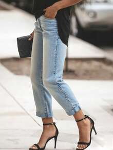 Elegante Herbstkleidung mit hochgekrempelten Ärmeln und Knöcheljeans, geeignet für Frauen, um leicht und modisch im Street-Style zu arbeiten