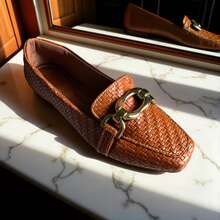Sapatilha Mocassim Feminina Tressê | Caramelo com Enfeite Retangular - clássica, charmosa, casual, corrente delicada