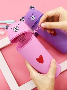 1 pièce Étui à crayons mignon : Étui à crayons en silicone souple 2-en-1, porte-stylo de dessin animé, boîte à crayons rétractable, couleur adorable, tasse à stylo créative en forme d'ours, organiseur de maquillage, sac à crayons portable en silicone, fournitures pour étudiants, retour à l'école, fournitures scolaires, trousse à crayons, sac d'école