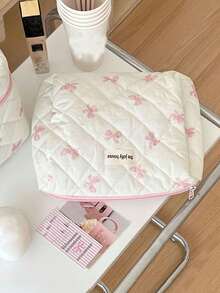 1 件/套 可爱粉色蝴蝶结图案化妆包 少女旅行化妆包 绗缝设计 儿童洗漱包 拉链柔软面料化妆包套装 大容量化妆包 带手柄 时尚手拿包 迷你八角包 文具收纳包 适用于家庭、宿舍和旅行 化妆刷包 可爱的旅行配件 化妆工具容器 女孩配饰包 大学度假巡航 暑假必备品