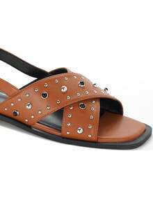 calcena Sandales femme avec brides croisées cloutées et sangle de cheville - plates, ouvertes aux orteils, enfiler pour un style estival branché - Camel - Voir 2