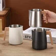 1 Jarra para espumar leche para café, mango de grano de madera anticalorosa, acero inoxidable 304, con escala interior precisa, flujo de espuma de leche de control preciso tipo pico de águila, adecuada para principiantes para hacer espuma de leche, taza profesional de espuma de leche para café, duradera y fácil de limpiar, experiencia profesional en cucharilla, creando espuma de leche densa, utensilio de oficina y hogar para café 350/580ml Regreso a clases