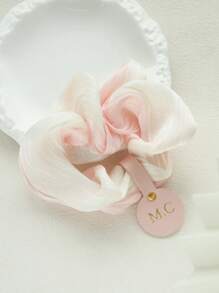1 Stück personalisierter Initialen glänzender Haarscrunchie, personalisierter goldener Monogramm Haarscrunchie aus Kunstseide mit klassischem, maßgefertigtem Lederetikett, elegantes handgemachtes Haarccessoire, Geschenk zum Geburtstag, Hochzeit für Brautjungfern