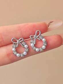 1 对可爱圣诞仿珍珠蝴蝶结时尚花环设计耳钉，适合少女，是送礼的理想选择
