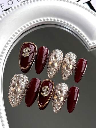 Het tjej-stil 10-delars set, medellånga och långa mandelformade körsbärslaserkedjar, lyxiga och fulla av diamanter, ädel dams exklusiva look, vita europeiska och amerikanska bärpansar. Detta fashionabla nageldekorationsset täcker hela nageln och lösnagelbitar, vilket gör det lämpligt för dagligt bruk på fester och danser. Det är formbart och återanvändbart. Ge gelélim och nagelfilar som presenter. Press-on naglar Nageltillbehör Naglar