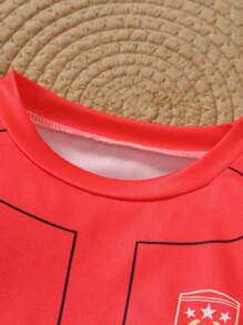 Set de 2 piezas para niños pequeños: Camiseta de manga corta con cuello redondo y estampado de bombero de dibujos animados, y pantalones cortos deportivos flojos rojos de estilo casual y chic de la calle