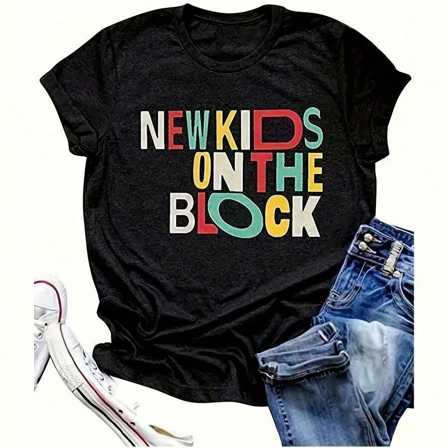 Camisetas nuevas en el vecindario NKOTB Estampado de letras de color vintage retro divertido Camiseta universitaria de 220G de algodón, duradera y transpirable, ideal para viajes, brunch de fin de semana, viernes casual, oficina o tareas diarias, comodidad con estilo para todas las edades. Regalo ideal para novio, novia, mamá, papá o amigos que aprecian la calidad y el estilo - Negro - Ver 1