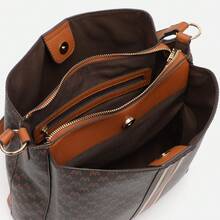 Misako Borse a spalla da donna