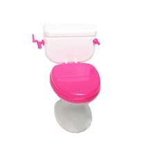 1 Stück charmante Miniatur-Toiletten-Deko - aus weißem Kunststoff, manuelles Kippdesign für Badezimmer-Ausstellungsdekoration, weißer Elefant Gag-Geschenk, über der Toilette, Miniaturfiguren