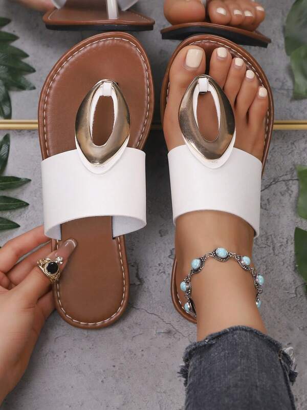صنادل شاطئ مسطحة على الطراز الأوروبي والأمريكي الكلاسيكي للصيف. أنيقة ومتعددة الاستخدامات. ارتديها وستصبحين أجمل فتاة في الصيف'