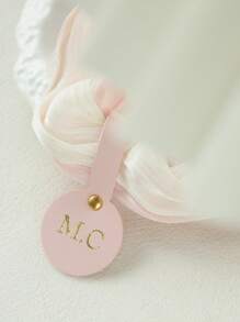 1 Stück personalisierter Initialen glänzender Haarscrunchie, personalisierter goldener Monogramm Haarscrunchie aus Kunstseide mit klassischem, maßgefertigtem Lederetikett, elegantes handgemachtes Haarccessoire, Geschenk zum Geburtstag, Hochzeit für Brautjungfern