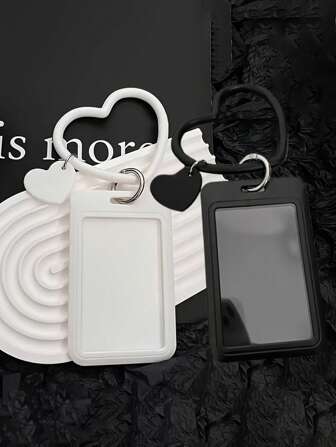 黑白卡包，配心形硅胶手环，手机挂件，防摔防丢多功能挂件，包包挂件，钥匙扣，可装身份证，明星卡，公交卡，饭卡，地铁卡，照片，居住证，门禁卡保护套，可日常使用，摆件，也可作为礼物送给朋友，家人，爱人，生日礼物，母亲节出发，返校礼物