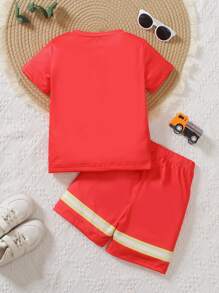 Set de 2 piezas para niños pequeños: Camiseta de manga corta con cuello redondo y estampado de bombero de dibujos animados, y pantalones cortos deportivos flojos rojos de estilo casual y chic de la calle