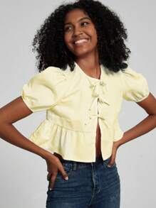 Camisa de mujer de manga corta con cuello redondo, lazo y dobladillo con volantes, de estilo casual y color liso